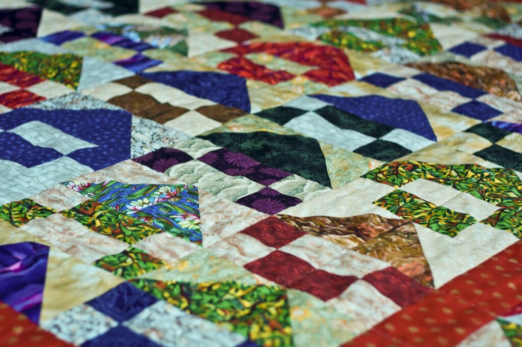 Quilt with multifaceted design